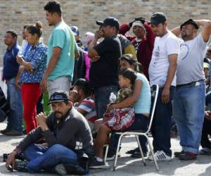 Hay fuerte custodia militar y policial en la ciudad fronteriza de Piedras Negras por la llegada de más de 1,700 centroamericanos. Foto AP