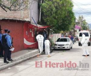 Agentes de la DPI llegaron hasta la escena del crimen. Foto: Estalin Irías / EL HERALDO.