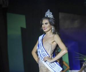 Ana Marcelo, ingeniera agroindustrial de la ciudad de Estelí, posa con la corona luego de ser elegida Miss Nicaragua. Foto AP