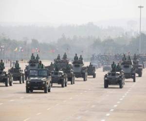 Personal militar participa en un desfile durante el Día de las Fuerzas Armadas, en Naipyidó, Myanmar, el sábado 27 de marzo de 2021. (AP Foto)