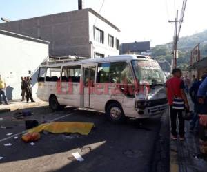 El cuerpo de la joven quedó cerca de la unidad en la que viajaba. (Foto: Estalin Irías/ El Heraldo Honduras/ Noticias Honduras hoy)