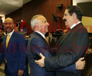 Mauricio Oliva, presidente del Poder Legislativo y el expresidente de la República y actual diputado, Manuel Zelaya Rosales se saludaron cordialmente en la instalación de la IV Legislatura del Congreso Nacional (Foto: Álvaro Mejía / EL HERALDO Honduras / Noticias de Honduras)