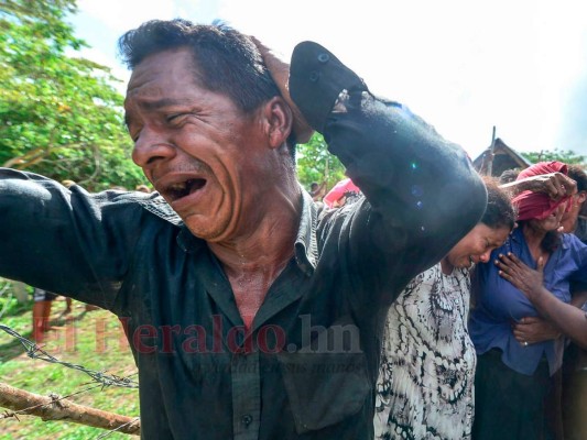 Familiares de una de las víctimas de un accidente de bote lloran su muerte durante su funeral en Prumitara Village, cerca de Puerto Lempira, Honduras. Foto: Orlando Sierra/EL HERALDO.