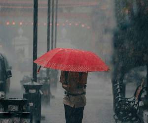 La Secretaría de Gestión de Riesgos y Contingencias Nacionales, conocida como (Copeco), informó que una vaguada en superficie estará generando lluvias y chubascos débiles a moderados con actividad eléctrica aislada este sábado 23 de mayo en al menos 14 departamentos de Honduras. Las precipitaciones llegarían principalmente durante horas de la tarde y noche.