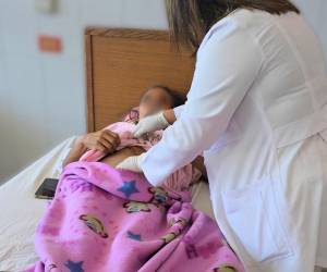 Una mujer de 64 años acudió al Hospital Escuela con el abdomen abultado, lo que hacía parecer que estaba embarazada. Sin embargo, los médicos descubrieron que se trataba de una masa quística de gran tamaño que pesaba entre 15 y 20 libras.