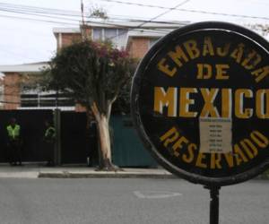 Así permanece la embajada mexicana. Foto. AP.