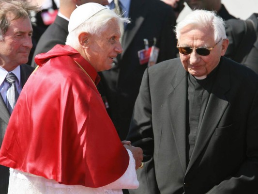 el Papa Benedicto XVI (C) se despide de su hermano Georg Ratzinger (R) antes de abordar su avión en el aeropuerto internacional de Munich el 14 de septiembre de 2006. Foto: Agencia AFP.