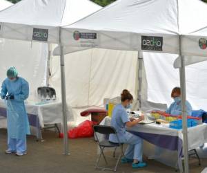 Los trabajadores de la salud recolectan muestras recolectadas en un centro de prueba temporal para el nuevo coronavirus en la ciudad vasca española de Ordizia. Foto: Agencia AFP.