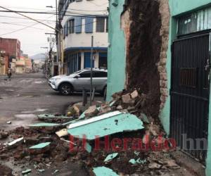 En la cuarta avenida de Comayagüela, el muro de una casa de repuestos automotrices cedió ante la copiosa lluvia. Foto: EL HERALDO.