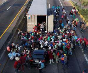 Al amanecer del domingo, los cerca de 5,000 centroamericanos, en su mayoría hondureños, marchaban nuevamente, estoicos, rumbo a su sueño americano. Fotos: AP/El Heraldo Honduras.