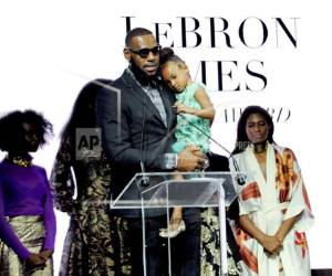 James hizo el comentario al recibir un premio el martes por su filantropía y su contribución a la moda por Harlem's Fashion Row.