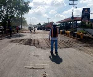 La imagen muestra la zona donde antes estaba un enorme agujero que impedía el tránsito en ambos carriles.