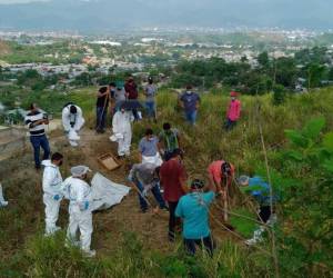 Momento en que realizan la exhumación de los restos humanos en la aldea El Carmen.