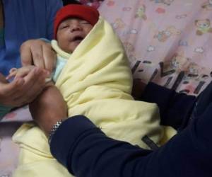 El bebé fue llevado al hospital para evaluar su estado de salud.