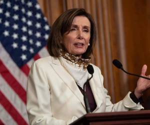 La presidenta de la Cámara de Representantes, Nancy Pelosi, habla con la prensa antes de firmar el paquete de ayuda adicional de 484 mil millones de dólares en medio de la pandemia de coronavirus en el Capitolio de los Estados Unidos en Washington, DC, el 23 de abril de 2020.