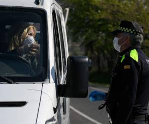 Las autoridades realizan estrictos controles en España. Foto AFP