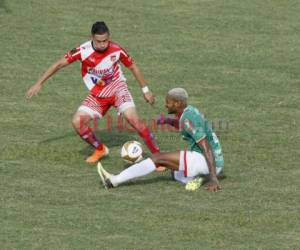 Jairo Puerto y Azmahar Ariano en la disputa del esférico. Foto: EL HERALDO.