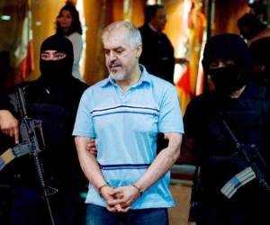 En esta fotografía de archivo del 27 de octubre de 2008, Eduardo Arellano Félix, también conocido como 'El Doctor', centro, es escoltado por policías enmascarados durante su presentación a la prensa en Ciudad de México. FOTO: AP