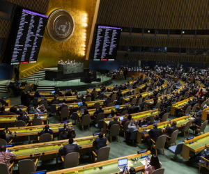 Tras el fracaso de una resolución similar en el Consejo de Seguridad el pasado viernes, por el veto de Rusia, la pelota pasó a la Asamblea General de la ONU en una reunión excepcional, la primera de este tipo en 40 años, aunque la resolución no es vinculante.