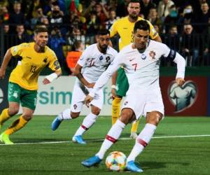 Cristiano Ronaldo anotó cuatro goles ante Lituania. (Foto: AFP)