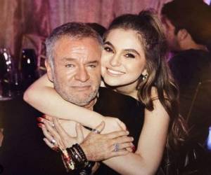 Sofía junto a su padre, el productor mexicano José Alberto Castro.