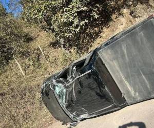 Así quedó el vehículo en el que se trasladaban los parlamentarios.