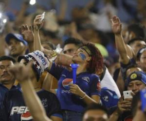 Aficionados de Motagua usaron sus celulares para iluminar el camino al título, pero al final el equipo no pudo sostener el resultado. Foto: El Heraldo.