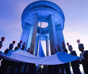 Luego de la entonación de las gloriosas notas del Himno Nacional, el Pabellón fue izado con honores de ordenanza por el cuerpo de cadetes de las Fuerzas Armadas de Honduras.