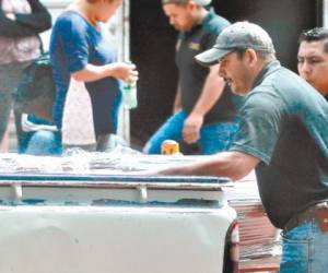 Momento en que parientes retiraban el cuerpo de la morgue. (Foto: Álex Pérez / EL HERALDO)