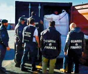 La Policía Financiera y la Agencia de Aduana de Italia decomisaron en el puerto de Livorno, 645 kilos de cocaína en un contenedor de café que salió desde Honduras y pasó por dos países antes de su destino.