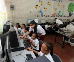 Alumnas de cuarto grado de la Escuela José Cecilio del Valle reciben clases.Foto: Johny Magallanes /El Heraldo