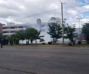 Un grupo de supuestos estudiantes de la Universidad Nacional Autónoma de Honduras (UNAH) se tomó este miércoles el bulevar Suyapa de Tegucigalpa, en la capital de Honduras. En la zona hubo caos, gas lacrimógeno, quema de llantas y batalla campal.