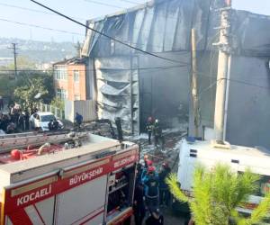 El fuego destrozó la fábrica por completo y también afectó al tejado de la casa adyacente, señala el citado diario.