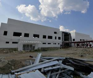 La infraestructura del Hospital de Ocotepeque, como uno de los otros hospitales, fue desarrollada mediante un sistema de contratación fragmentada que presenta avances físicos reducidos en comparación con el volumen de recursos ejecutado.