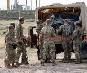 Varios kilómetros de serpentinas son colocados por los militares que fueron enviados a la frontera. Fotos AFP