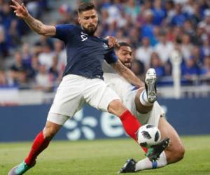 Olivier Giroud, izquierda, en batalla por el balón con Cameron Carter-Vickers de los Estados Unidos durante un amistoso partido de fútbol en el estadio Groupama en Decines. Foto AP