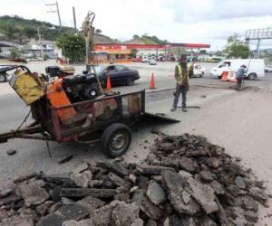 Los trabajos de reparación de baches se comenzaron a realizar en las cercanías de la colonia Víctor F. Ardón, hacia el sur (Foto: Johny Magallanes/EL HERALDO)