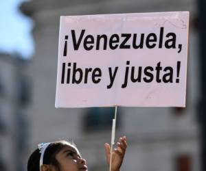 Los venezolanos que viven en España protestaron con pancartas. Foto AFP