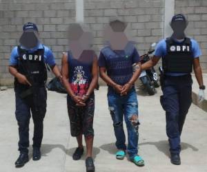 Tras el robo, los agentes ubicaron a los ahora detenidos, a quienes se les decomisó 18 pares de zapatos.