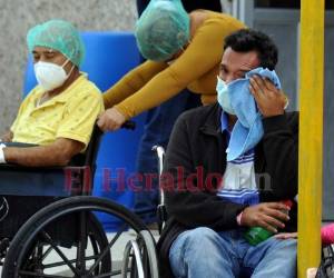 El oxígeno es uno de los insumos que se acaba con más frecuencia en los hospitales, donde tampoco hay una dotación adecuada de equipos de bioseguridad para la protección del personal sanitario. Foto Marvin Salgado| EL HERALDO