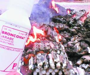 Entre los medicamentos que estaba en el fuego habían jarabes.