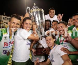 Los jugadores del Juticalpa FC levantaron el trofeo conmemorativo de la segunda edición de la Copa Presidente en el estadio Carlos Miranda, foto: El Heraldo.