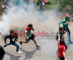 Los aficionados verdes fueron dispersados con gases lacrimógenos. Foto Grupo OPSA