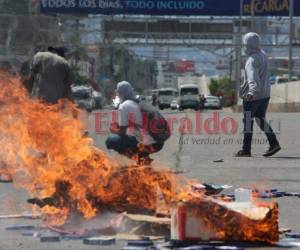 Enfrente de Ciudad Universitaria (CU) los encapuchados quemaron llantas y tiraron piedras a los agentes policiales. Fotos David Romero| EL HERALDO