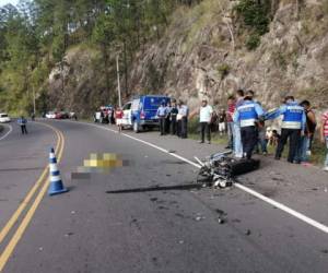 Ambas motocicletas quedaron completamente destruidas en la carretera.