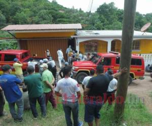 Vecinos llegaron hasta la vivienda donde ocurrió la tragedia para ayudar en el rescate. Foto: Alex Pérez/EL HERALDO