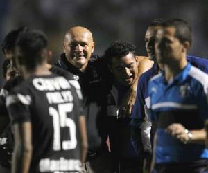 Wilmer Cruz se abraza con Mariano Acevedo una vez terminada la tarea ante los olimpistas (Foto: EL HERALDO)