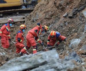 Los equipos de rescate trabajan en el lugar de un deslizamiento de tierra que mató al menos a 14 personas en Bijie, provincia de Guizhou, suroeste de China, el 4 de enero de 2022. Foto: AFP
