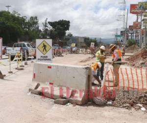 El paso elevado en la colonia Kennedy se construye a inmediaciones de la tercera entrada de esta populosa colonia. Foto: Efraín Salgado | EL HERALDO.