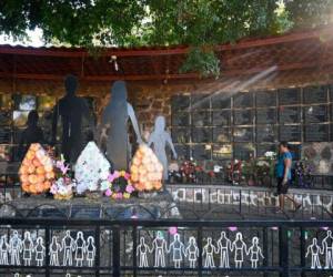 Memorial dedicado a los más de 500 niños asesinados en la masacre de El Mozote, en El Salvador. FOTO: AFP